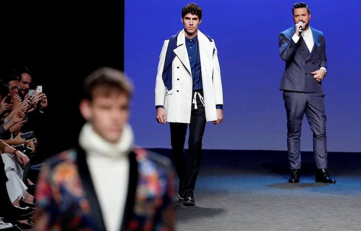 En esta, su segunda colección en la pasarela madrileña, de 32 salidas, ha propuesto un esmoquin de día y la seda con lurex combinados con abrigo de chenilla en lanas puras para la noche. 