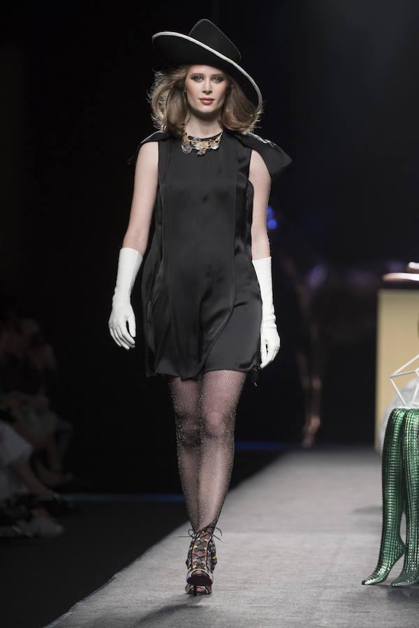 Los diseños de Ion Fiz, caracterizados por muchas telas metalizadas como el lúrex, combinados con lamé o lana. 