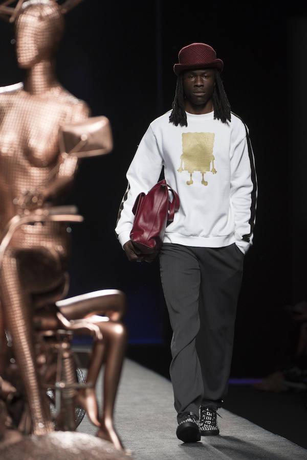 Los diseños de Ion Fiz, caracterizados por muchas telas metalizadas como el lúrex, combinados con lamé o lana. 