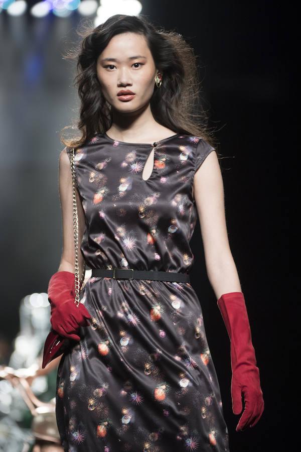 Los diseños de Ion Fiz, caracterizados por muchas telas metalizadas como el lúrex, combinados con lamé o lana. 