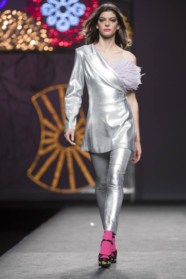 Basándose en la sastrería masculina, Juana Martín ha resuelto prendas femeninas. 