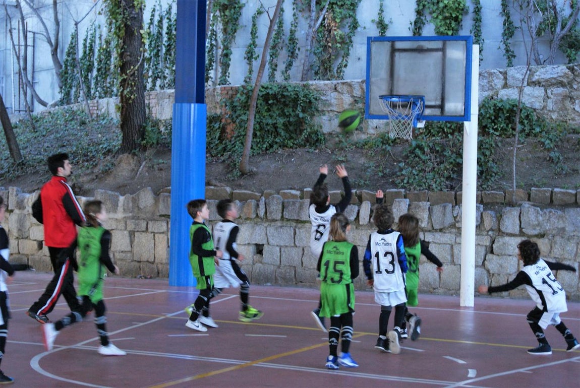 Las mejores imágenes del encuentro de baloncesto entre Virgen de Mirasierra “A” y Nuestra Señora de las Nieves