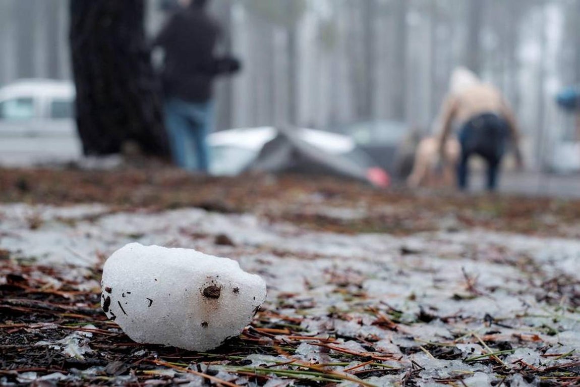 La bolsa de aire frío que se ha situado estos días sobre Canarias ha hecho bajar los termómetros hasta 6,2 grados bajo cero en el observatorio del Teide, en Izaña, la mínima del día por el momento en las islas.. 
