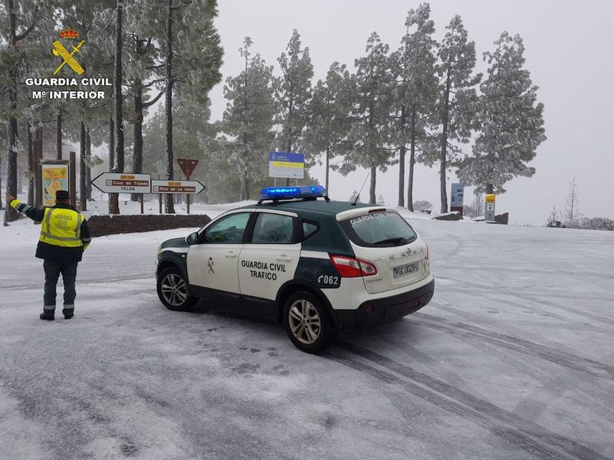 Fotografía facilitada por la Guardia Civil de la situación esta mañana en la cumbre de Gran Canaria, donde buena parte de las carreteras están cerradas al tráfico debido a la nieve caída en las últimas horas y a la formación de placas de hielo en la calzada.. 