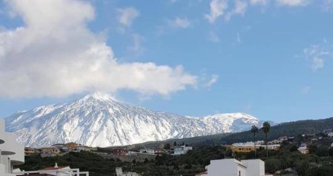 El Cabildo de Tenerife ha cerrado al tráfico las carreteras de acceso al Teide TF-24 (subida por La Esperanza) y TF-21 (subida por La Orotava) a causa de la nieve.. 