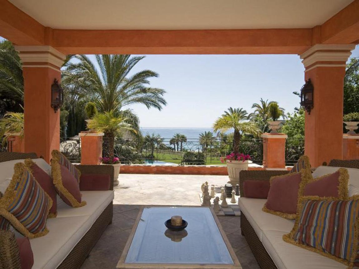 Espacios al aire libre. Las temperaturas suaves del sur propiciaron la construcción del múltiples terrazas en todas las edificaciones del complejo. Si el tiempo no acompaña, no importa, la propiedad cuenta con una piscina climatizada con vistas al mar