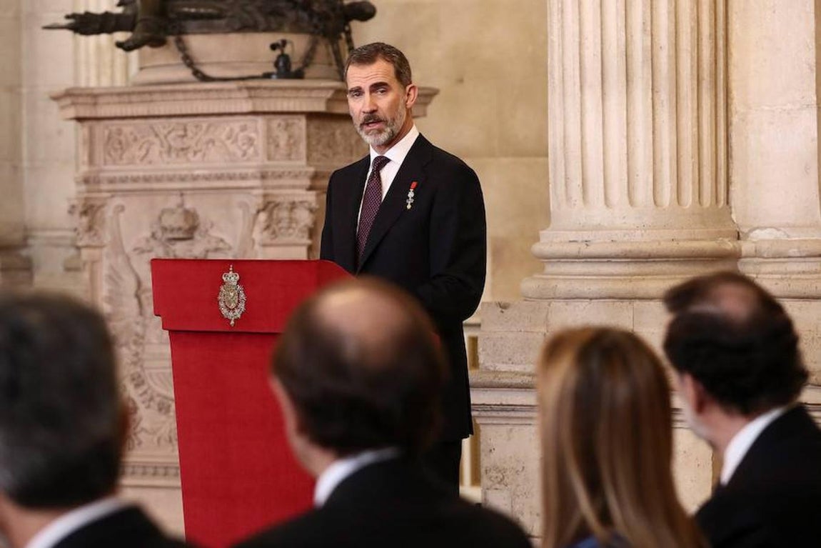 El Rey impone a la Princesa el Toisón de Oro que perteneció a Don Juan. 