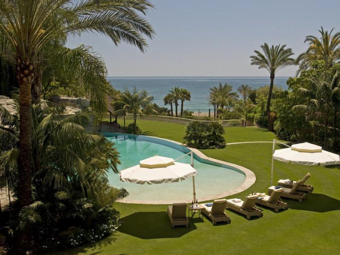 Cerca del mar. La villa está situada en primera línea de playa en Milla de Oro de Marbella. En el núcleo donde las más ilustres familias españolas y europeas alzaron sus casas de verano en la década de 1980