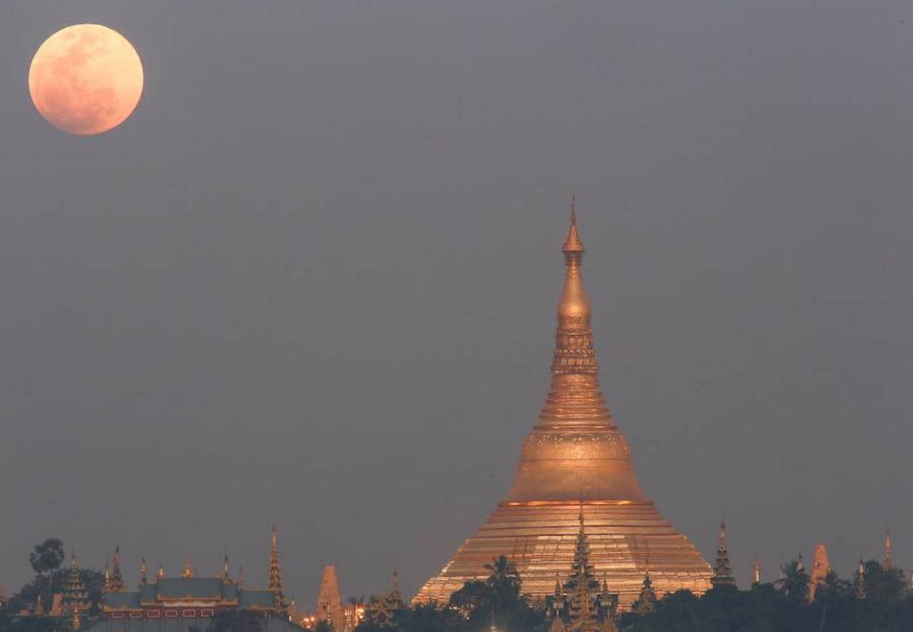 Las imágenes más impactantes de la superluna. Vista de la superluna junto al complejo religioso Shwedagon, en Ragún (Birmania)