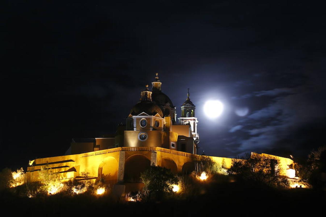 Las imágenes más impactantes de la superluna. Vista de la luna sobre la iglesia de Los Remedios en el antiguo poblado de San Andrés Cholula, en el estado de Puebla (México).