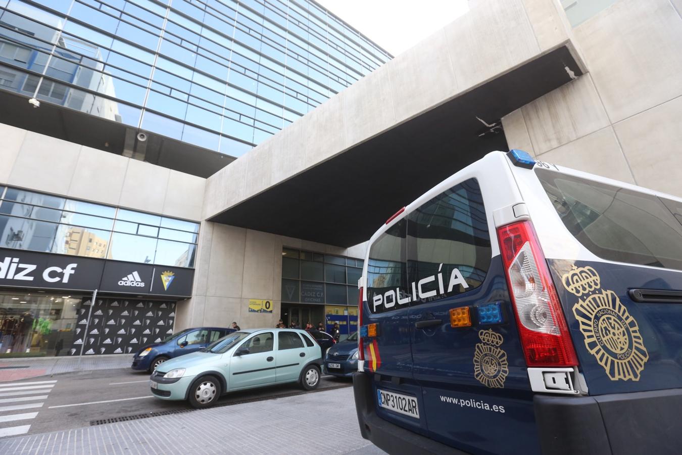 La Policía registra las oficinas del Cádiz CF por orden judicial