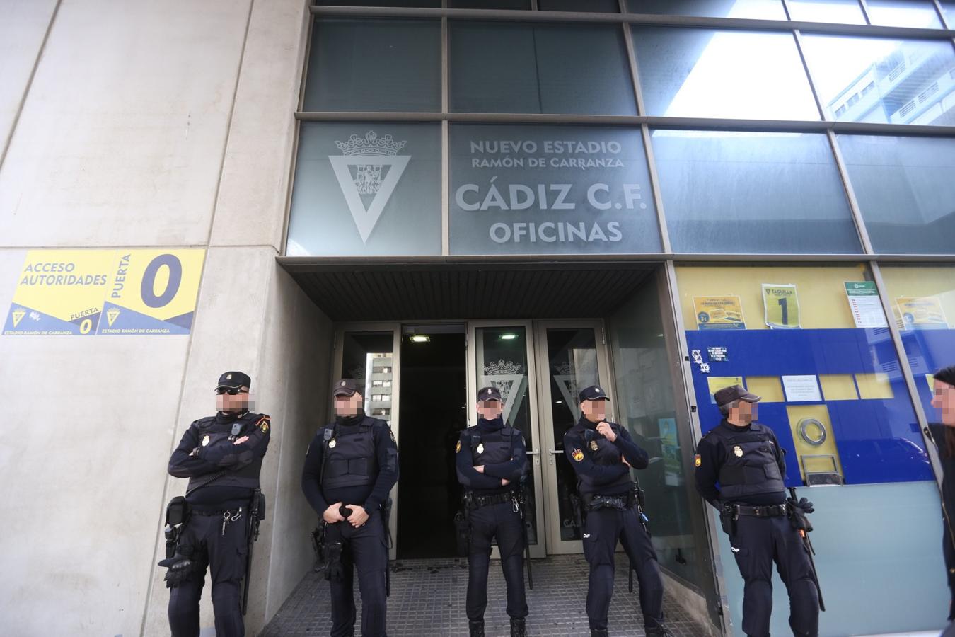 La Policía registra las oficinas del Cádiz CF por orden judicial