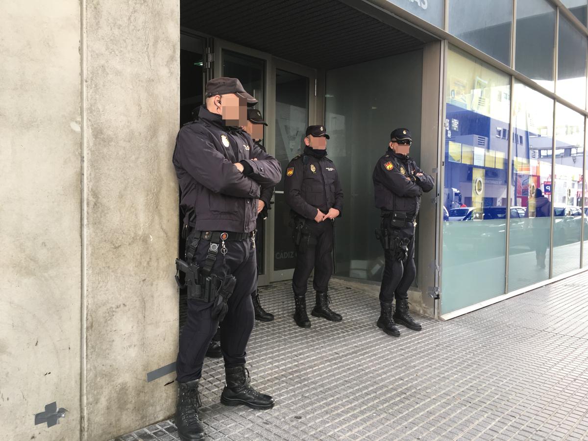 La Policía registra las oficinas del Cádiz CF por orden judicial