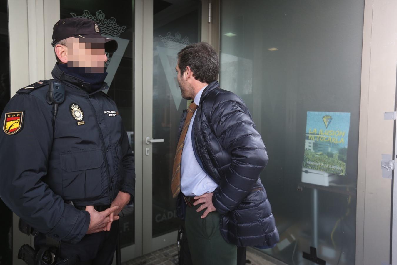 La Policía registra las oficinas del Cádiz CF por orden judicial