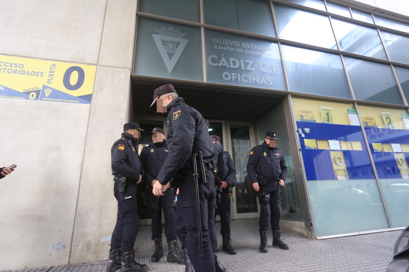 La Policía registra las oficinas del Cádiz CF por orden judicial