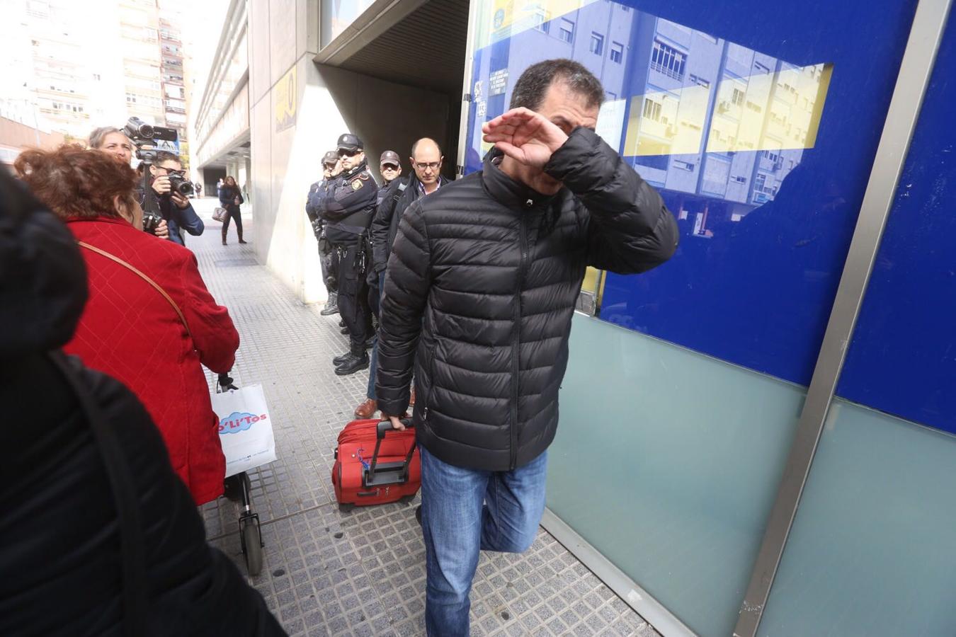 La Policía registra las oficinas del Cádiz CF por orden judicial