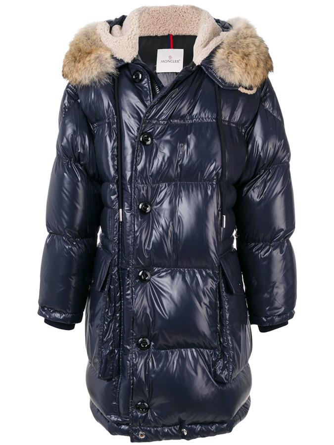 Plumífero de Moncler. Con plumón de ganso azul marino, abrigo largo de Moncler con capucha con borde en pelo artificial, manga larga, relleno, puños ajustados (Precio: 1.995 euros)