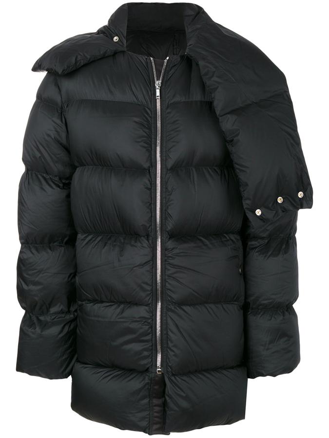 Plumífero oversize de Rick Owens. Abrigo oversize acolchado en plumón color negro con cuello alzado, cierre con cremallera en la parte delantera y dos bolsillos (Precio: 1.418 euros)