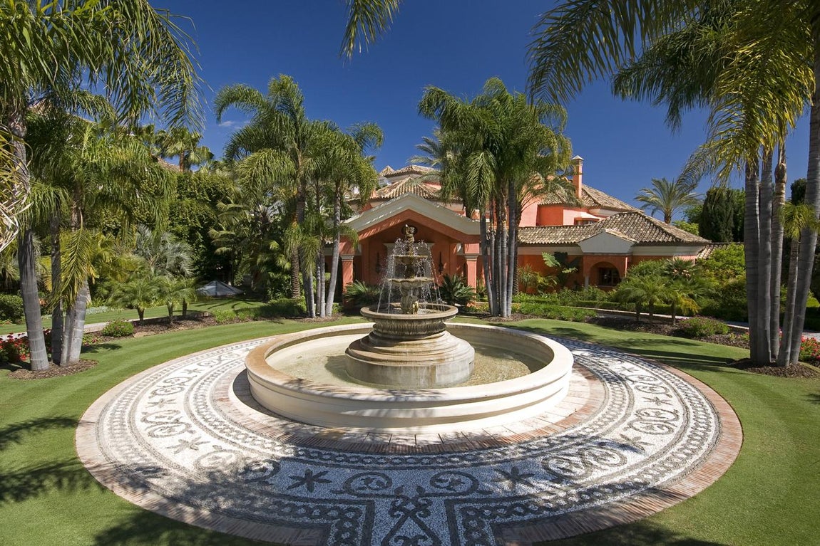 Enigmático propietario. El acaudalado propietario de la vivienda es Michael Smurfit, un empresario irlandés cuya fortuna estimada ronda los 400 millones de euros. La empresa en la que gestó su ingente fortuna se llama Smurfit Kappa y se dedica al embalaje, Smurfit abandonó la presidencia de la compañía en 2002, el año que construyó Villa Loriana