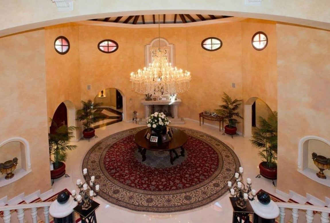 Escalera principal. La entrada de la vivienda principal conduce al invitado a un imponente hall. La enorme escalera tiene detalles muy cuidados en la piedra. Desde el piso de abajo se puede acceder a dos oficinas, la cocina, el salón y una sala de televisión