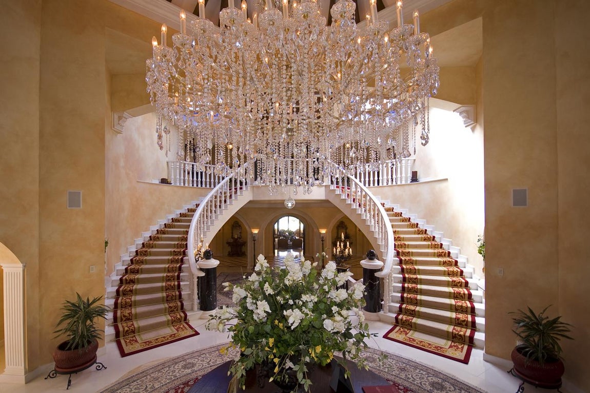 Alquilada a una princesa. La residencia principal del empresario está en Mónaco. Villa Loriana permanece deshabitada la mayor parte del año y Smurfit, consciente del abandono, decidió arrendarla a una princesa Saudí a la que cobraba 20.000 euros