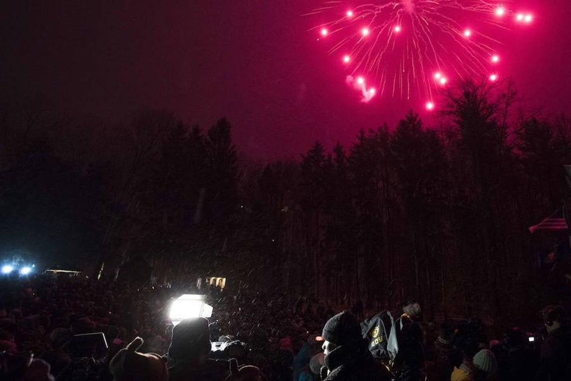 Fuegos artificiales en la ceremonia del Día de la Marmota celebrada en Punxsutawney, en el estado de Pensilvania.. 