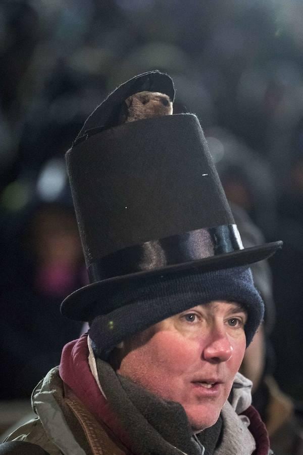 Un espectador, tocado con un sombrero dedicado a la marmota Phil.. 