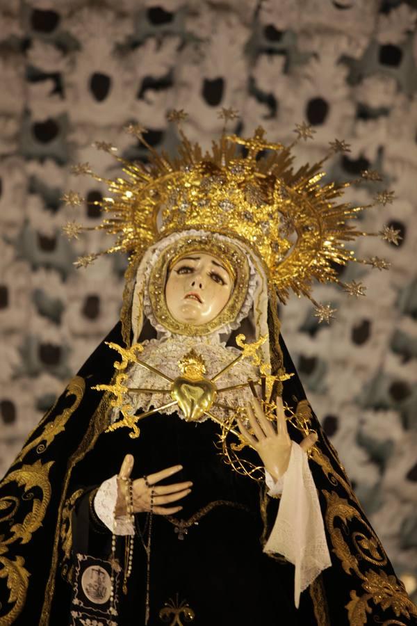 En imágenes, los niños bajo el manto de la Virgen de los Dolores