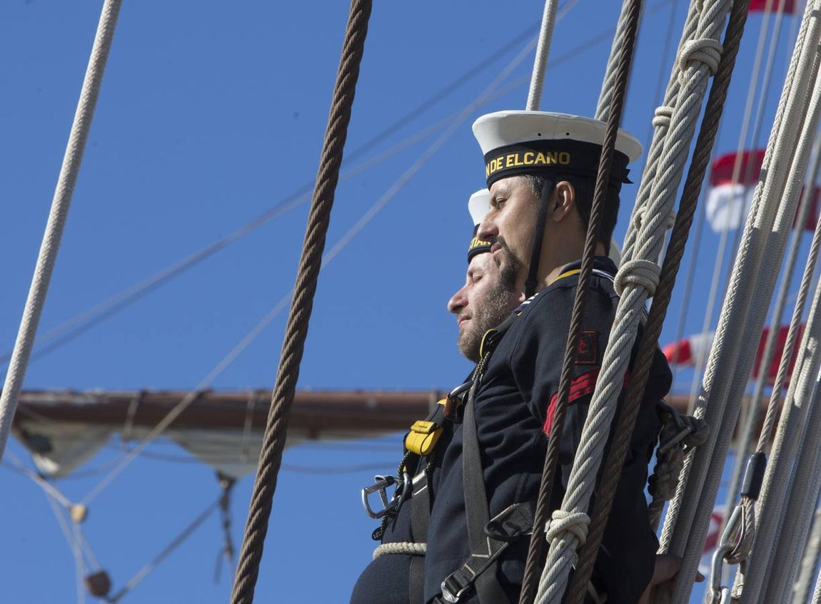 El Rey Felipe VI, acompañado de Juan Carlos I, visita el Elcano (I)