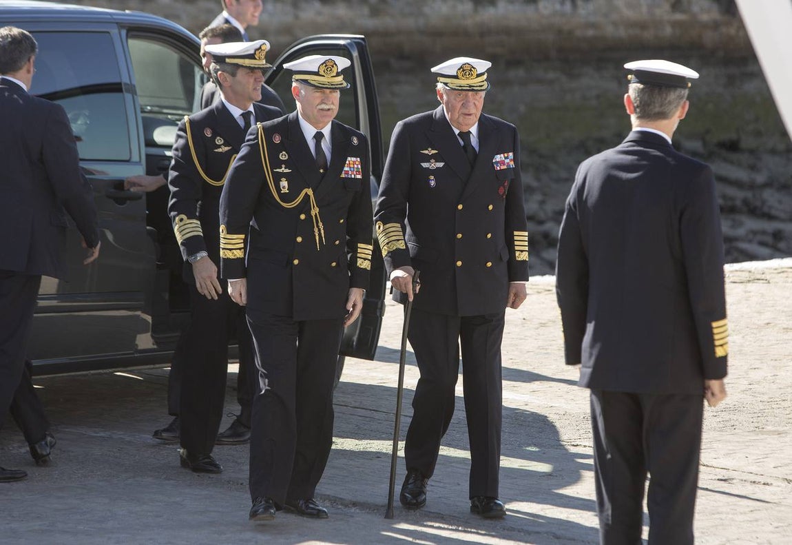 El Rey Felipe VI, acompañado de Juan Carlos I, visita el Elcano (I)