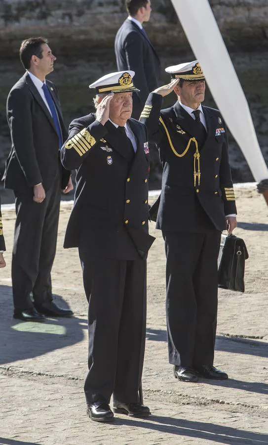 El Rey Felipe VI, acompañado de Juan Carlos I, visita el Elcano (I)
