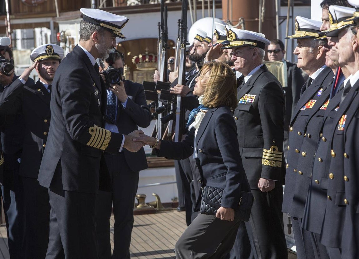 El Rey Felipe VI, acompañado de Juan Carlos I, visita el Elcano (I)