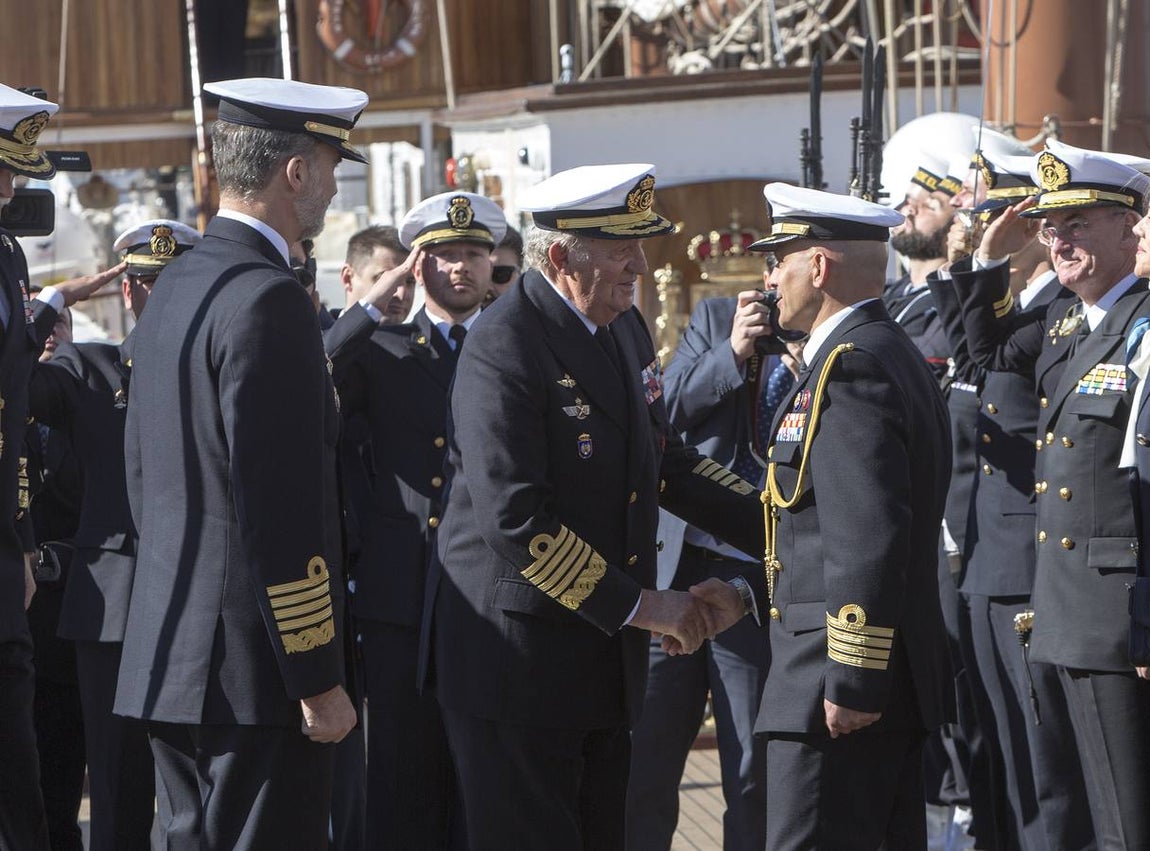 El Rey Felipe VI, acompañado de Juan Carlos I, visita el Elcano (I)