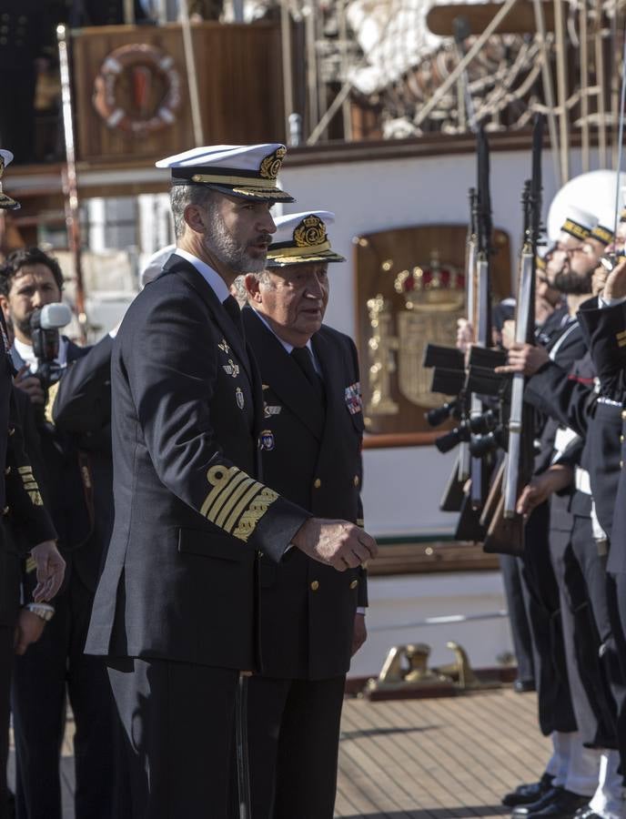 El Rey Felipe VI, acompañado de Juan Carlos I, visita el Elcano (II)