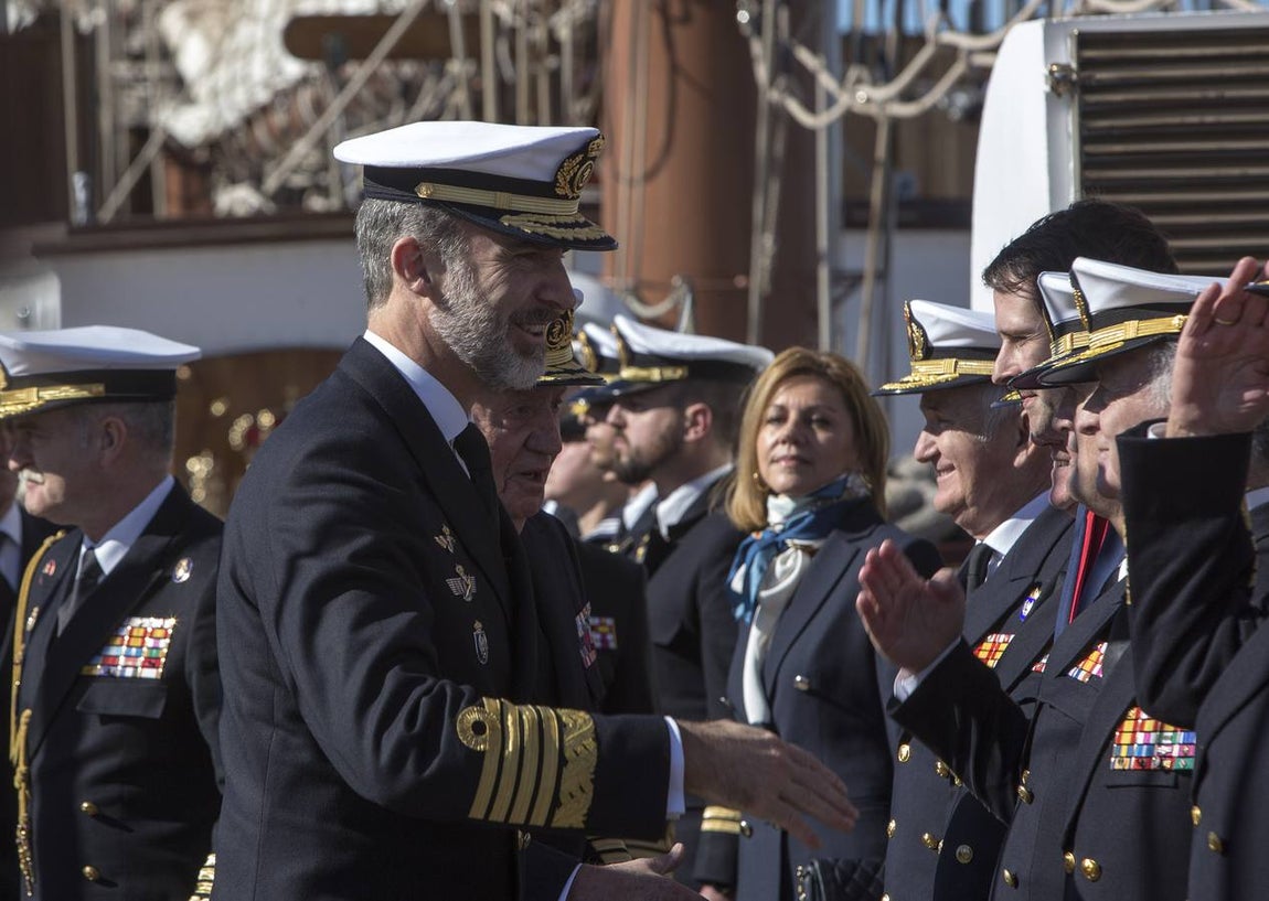 El Rey Felipe VI, acompañado de Juan Carlos I, visita el Elcano (II)