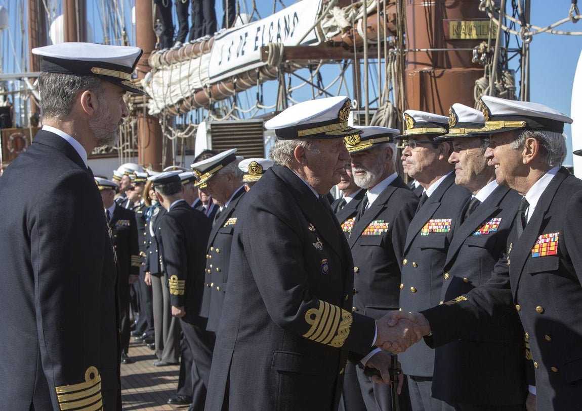El Rey Felipe VI, acompañado de Juan Carlos I, visita el Elcano (II)