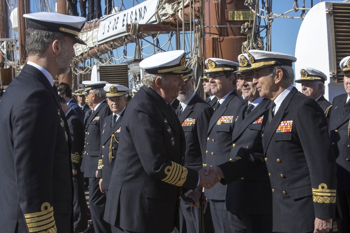 El Rey Felipe VI, acompañado de Juan Carlos I, visita el Elcano (II)