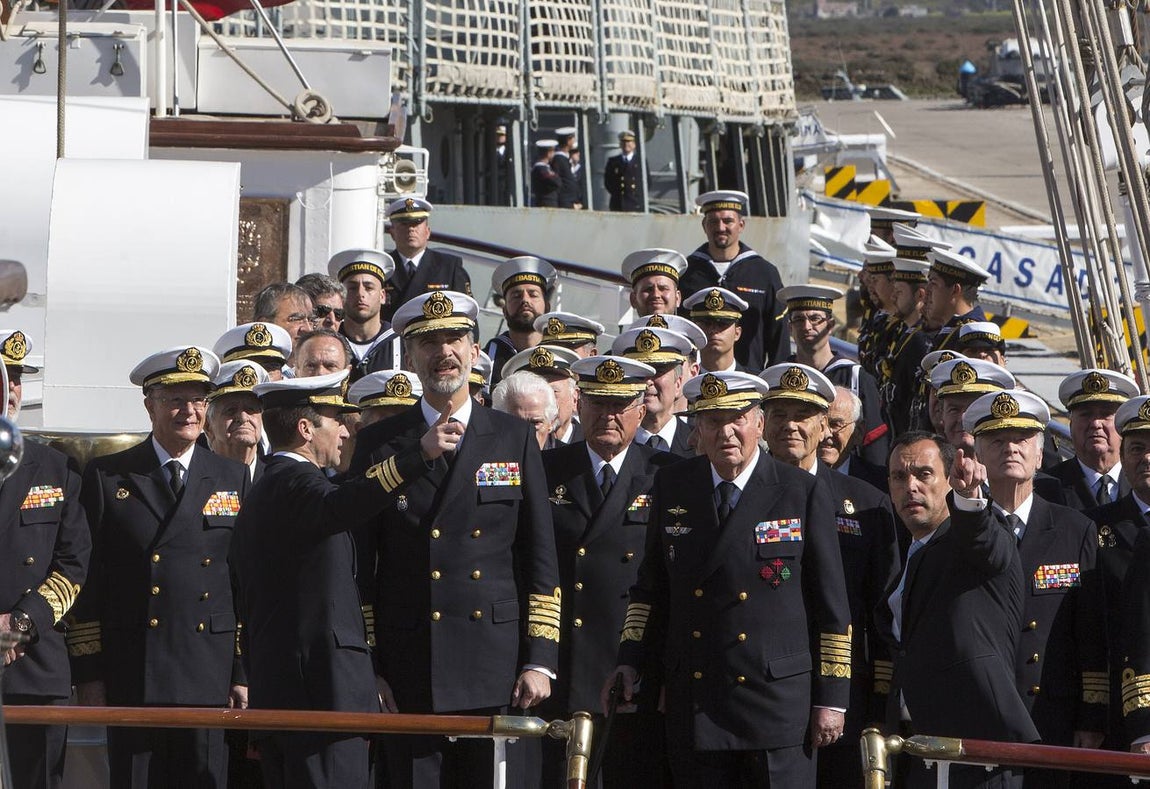 El Rey Felipe VI, acompañado de Juan Carlos I, visita el Elcano (II)