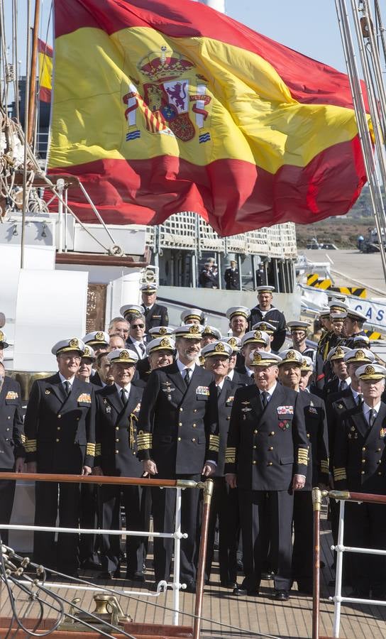 El Rey Felipe VI, acompañado de Juan Carlos I, visita el Elcano (II)