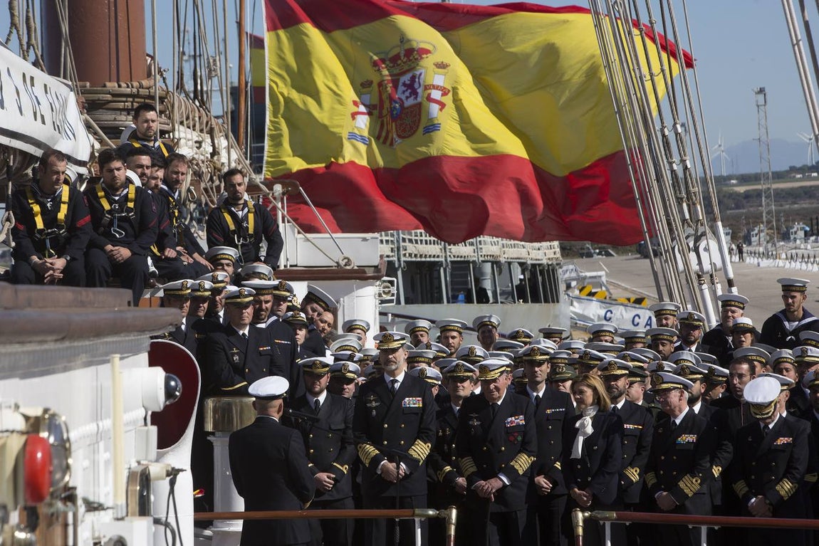 El Rey Felipe VI, acompañado de Juan Carlos I, visita el Elcano (II)