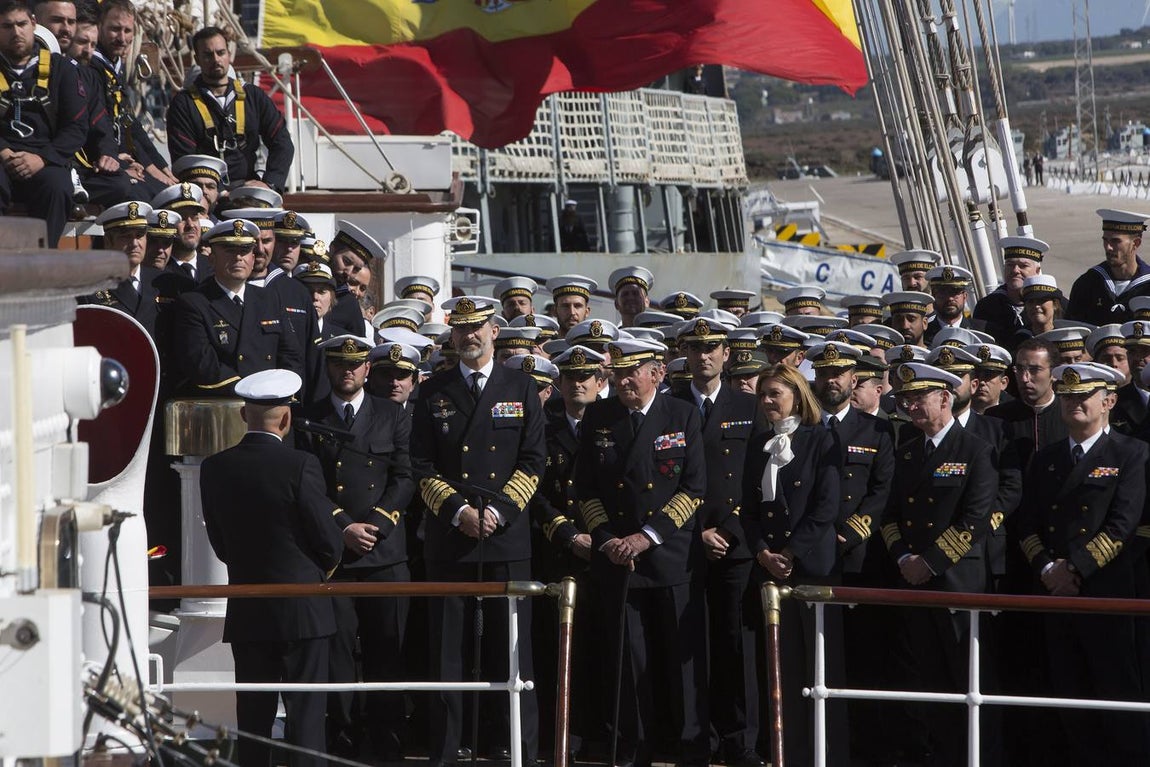 El Rey Felipe VI, acompañado de Juan Carlos I, visita el Elcano (II)
