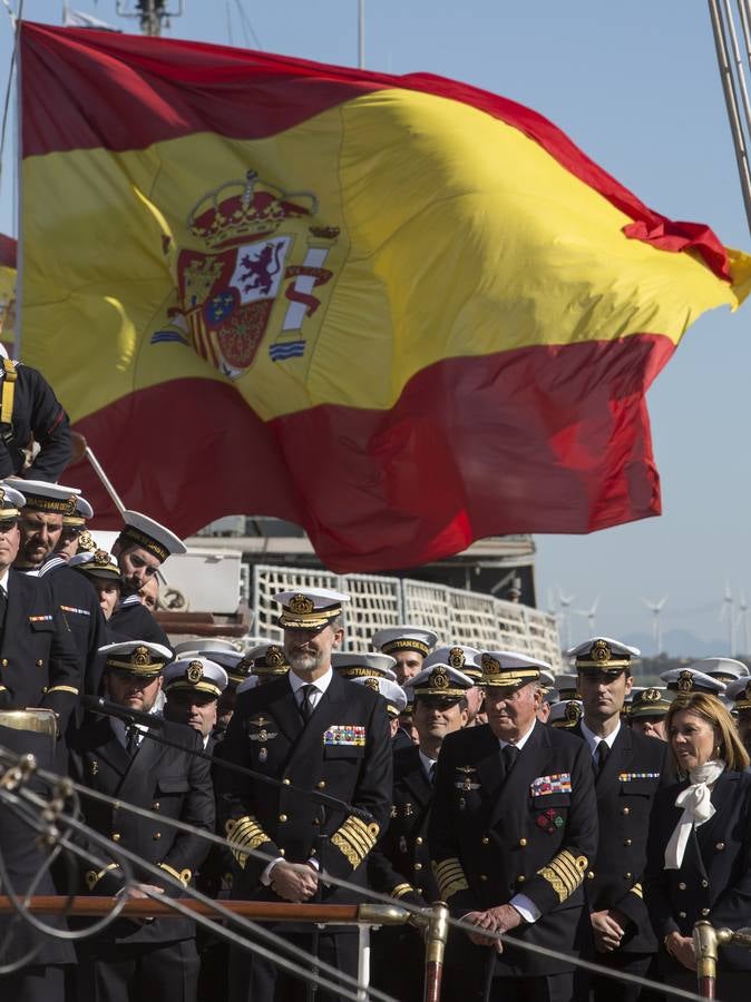 El Rey Felipe VI, acompañado de Juan Carlos I, visita el Elcano (II)