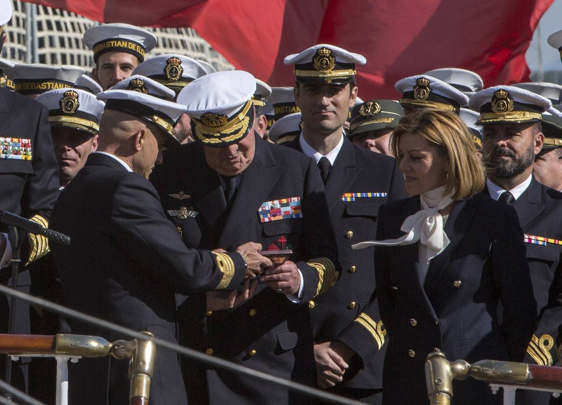 El Rey Felipe VI, acompañado de Juan Carlos I, visita el Elcano (II)
