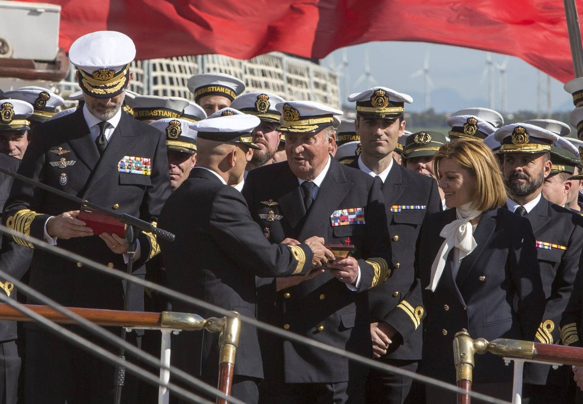 El Rey Felipe VI, acompañado de Juan Carlos I, visita el Elcano (II)