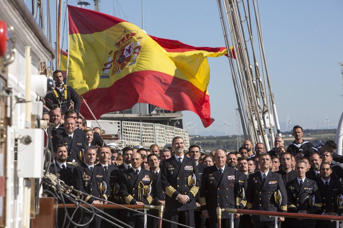 El Rey Felipe VI, acompañado de Juan Carlos I, visita el Elcano (II)
