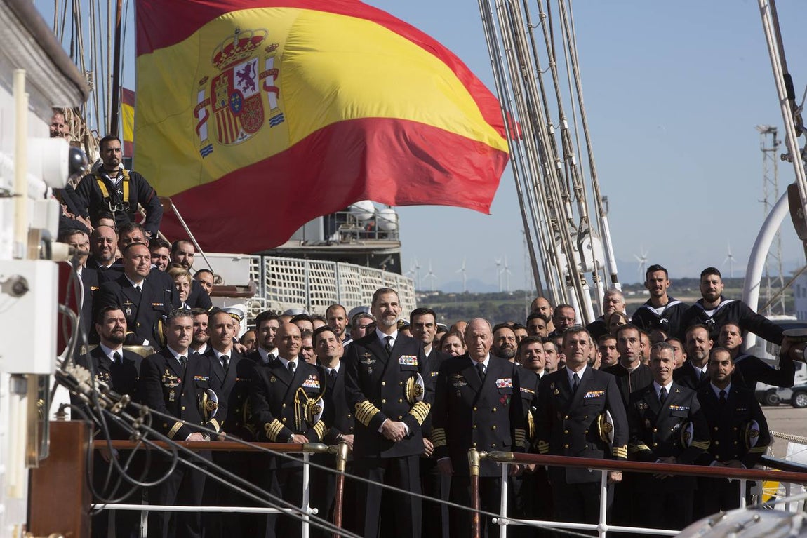El Rey Felipe VI, acompañado de Juan Carlos I, visita el Elcano (II)