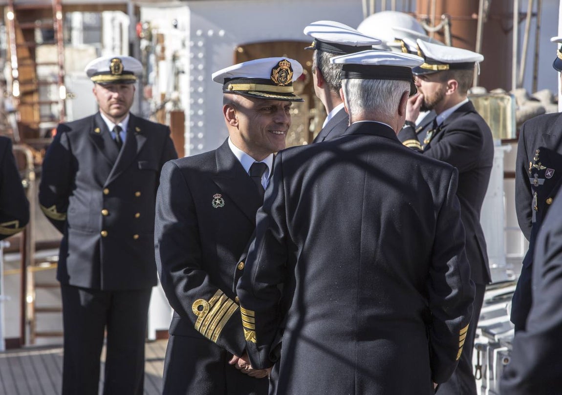 El Rey Felipe VI, acompañado de Juan Carlos I, visita el Elcano (II)