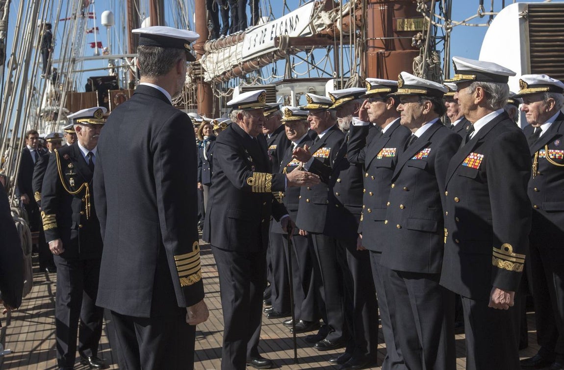 El Rey Felipe VI, acompañado de Juan Carlos I, visita el Elcano (II)