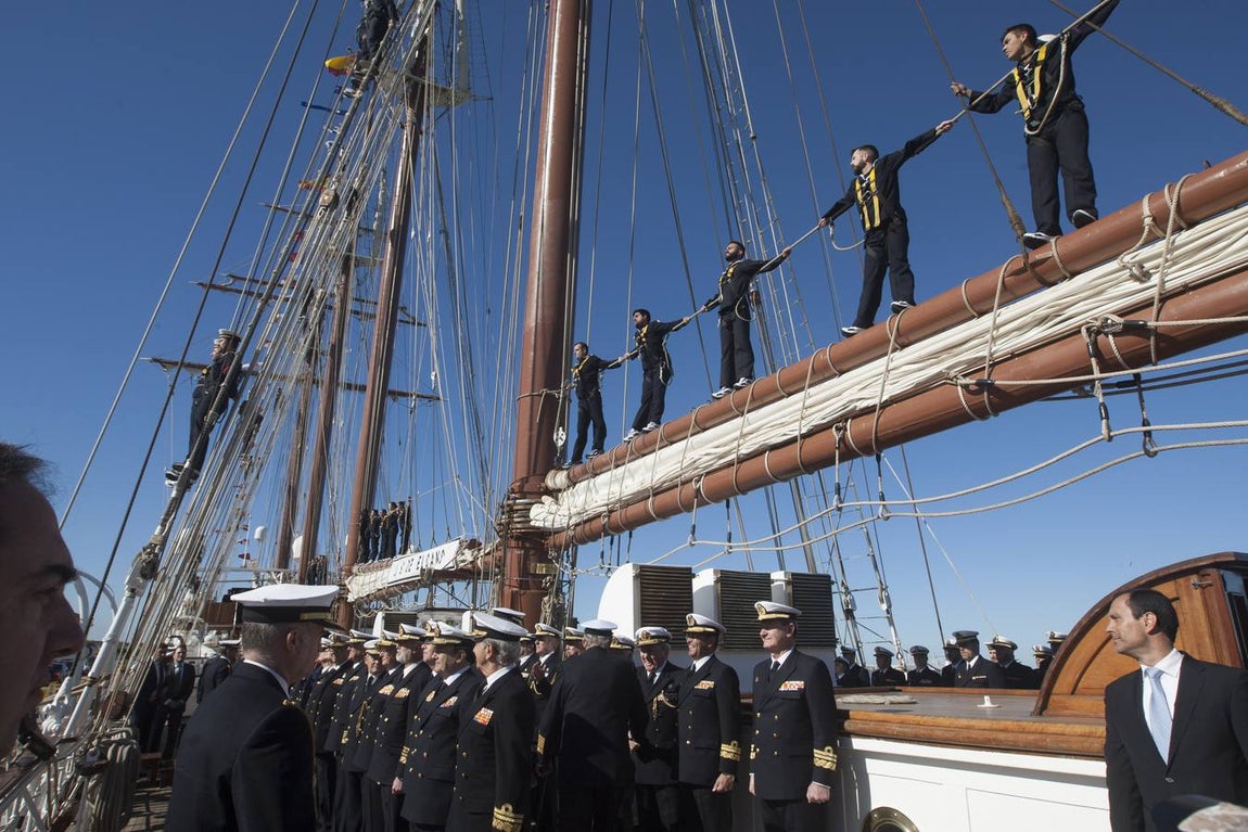 El Rey Felipe VI, acompañado de Juan Carlos I, visita el Elcano (II)