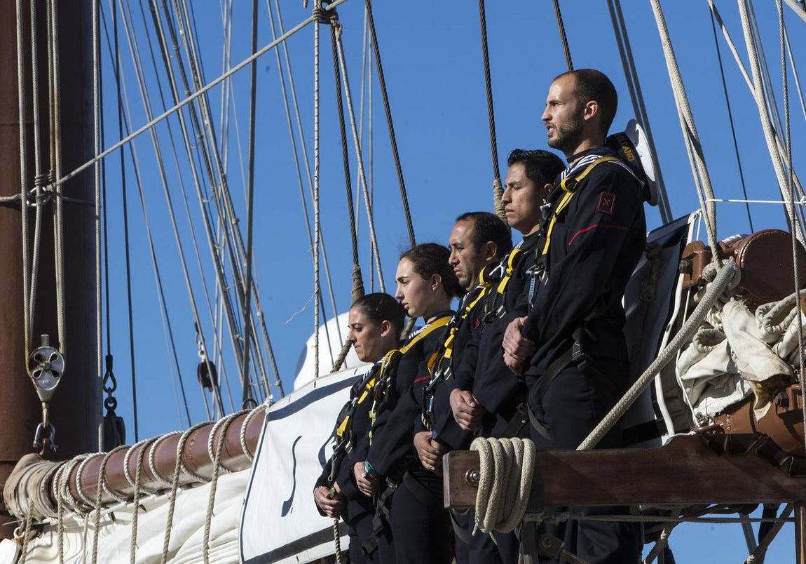 El Rey Felipe VI, acompañado de Juan Carlos I, visita el Elcano (II)